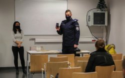 Policjant włącza stoper na telefonie podczas testu wiedzy