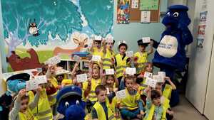 przedszkolaki prezentuja swoje odciski linii papilarnych