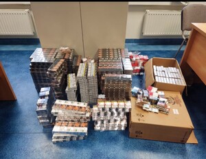 paczki papierosów bez polskich znaków akcyzy poukładane na ziemi w jednym z pomieszczeń KPP Chrzanów