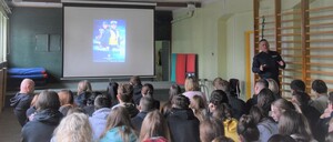 policjant przeprowadzający zajęcia w Liceum Ogólnokształcącym