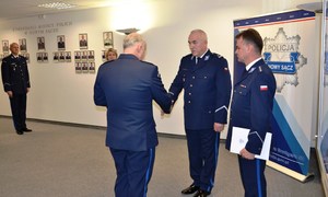 Komendant Bukański gratuluje podinsp. Górowskiemu