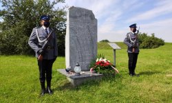 Warta honorowa przy obelisku w Płaszowie, złożona z dwóch policjantów