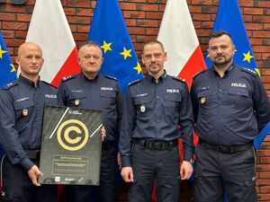 nagrodzeni policjanci pozują do zdjęcia z komendantem Głównym