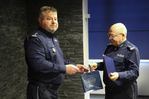 Komendant Morajko gratuluje komendantwi Lesniakowi