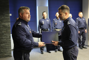 Komendant  Morajko gratuluje komendantowi Kubiakowi