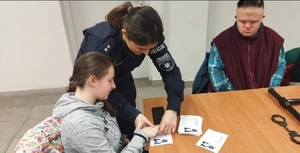 policjantka pobiera odciski palców