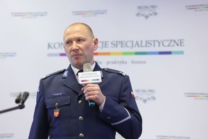 Naczelnik Wydziału Ruchu Drogowego KWP w Kraokwie podinspektor Wojciech Matras podczas wystąpienia