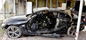 wrak spalonego samochodu marki BMW