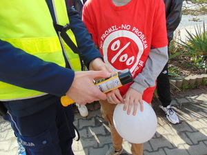 Akcja No promil no problem 2024 policjant i uczeń szkoły podstawowej