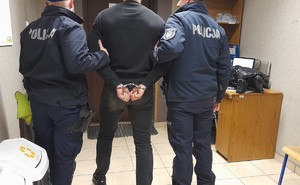 Zatrzymany mężczyzna poszukiwany listem gończym obok dwóch policjantów