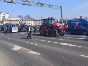 policjanci zabezpieczający protest rolników, ciągniki