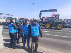 policjanci zabezpieczający protest rolników, ciągniki
