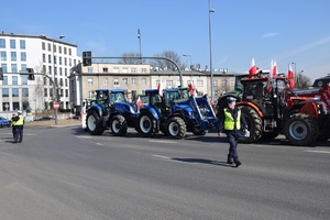 pojazdy rolnicze blokujące Rondo Mogilskie w Krakowie