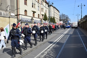Policjanci krakowskich Oddziałów Prewencji podczas przemarszu rolników