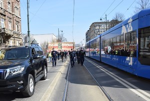 Policjanci zabezpieczający przemarsz rolników pod Urząd Marszałkowski w Krakowie