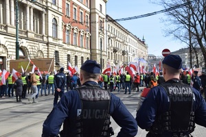 Policjanci zabezpieczający strajk rolników pod Urzędem Marszałkowskim w Krakowie