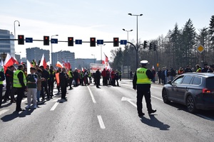 Rolnicy z transparentami blokujący Rondo Mogilskie w Krakowie