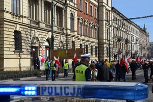 Strajkujący rolnicy z transparentami  pod Urzędem Marszałkowskim w Krakowie
