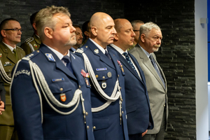 Od lewej dwóch umundurowanych policjantów, obok nich wojewoda małopolski, prezydent miasta Krakowa.