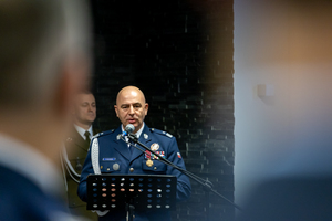 Przemawiający Komendant Główny Policji.