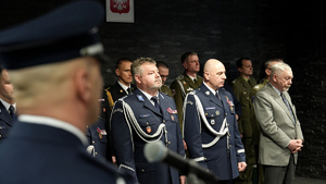 Komendant wojewódzki Policji w Krakowie, Komendant Główny Policji, prezydent Miasta Krakowa, w drugim rzędzie przedstawiciele innych służb mundurowych.