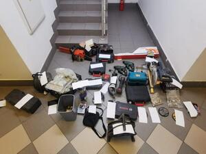 elektronarzędzia ułozone na podłodze