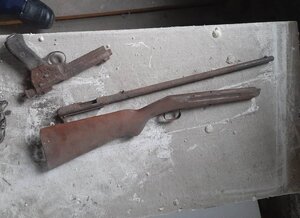 Sztucer i pistolet zabezpieczony na poddaszu