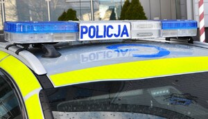 lampa błyskowa na dachu oznakowanego radiowozu