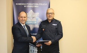 Wójt gminy Oświęcim Komendant Powiatowy Policji w Oświęcimiu na wspólnym zdjęciu