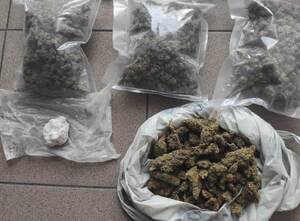 Zabezpieczone narkotyki w woreczkach foliowych - susz roslinny zielony  i zbrylony biały proszek,