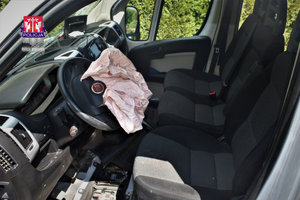 uszkodzony samochód dostawczy po wjechaniu do rowu