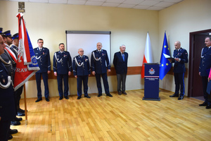 Rozpoczęcie uroczystej zbiórki w sali Komendy Miejskiej Policji w Krakowie