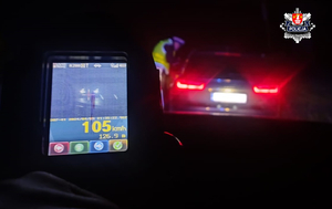 miernik prędkości z zarejestrowanym pojazdem i prędkością 105 kilometrów na godzinę