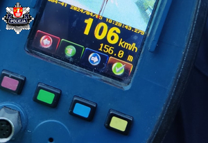 miernik prędkości z zarejestrowanym pojazdem i prędkością 106 kilometrów na godzinę