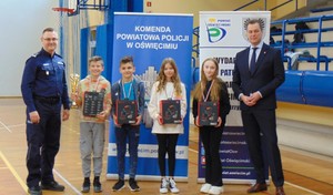 II miejsce grupa młodsza obok laureatów zastępca komendanta powiatowego Policji i starosta oświęcimski