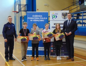 I miejsce grupa młodsza obok laureatów zastępca komendanta powiatowego Policji i starosta oświęcimski