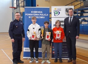 III miejsce grupa starsza obok laureatów zastępca komendanta powiatowego Policji i starosta oświęcimski