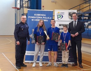 II miejsce grupa starsza obok laureatów zastępca komendanta powiatowego Policji i starosta oświęcimski