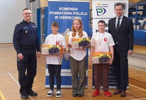 I  miejsce grupa starsza obok laureatów zastępca komendanta powiatowego Policji i starosta oświęcimski