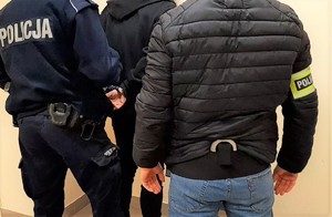 KPP Oświęcim. Zatrzymany policjanci zakładają kajdanki mężczyźnie