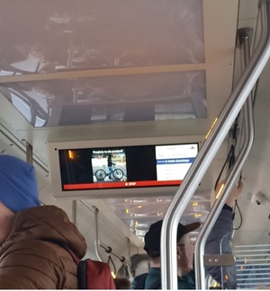telebim w tramwaju, na którym wyświetlany jest plakat przejście to nie przejazd