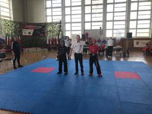 dwie zawodniczki i sędzia na macie