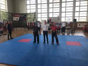 dwie zawodniczki i sędzia na macie