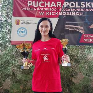 Ewa Bulanda z trzema pucharami