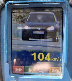 prędkościomierz ze wskazaniem 104 kilometry na godzinę