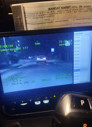 ekran w radiowozie, na którym widoczny jest samochód oraz prędkość z jaką  poruszał się pojazd