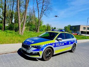 Radiowóz a nad nim dron