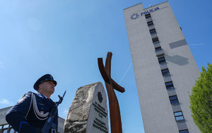 warta honorowa przed Pomnikiem i Krzyżem Martyrologicznym na terenie KWP w Krakowie
