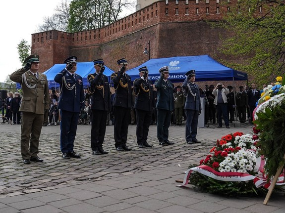 Delegacja służb mundurowych garnizonu małopolskiego oddaje honor przed Krzyżem Katyńskim
