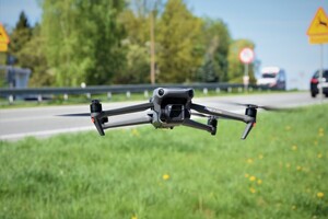 policyjny dron w powietrzu, w tle zakopianka